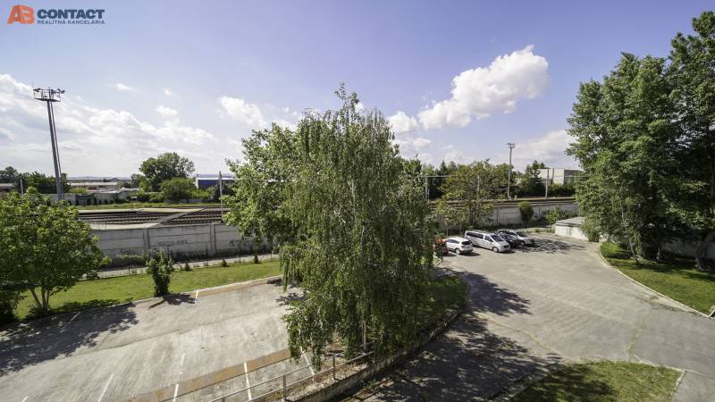 Parkovacie plochy (pohľad zo strechy)