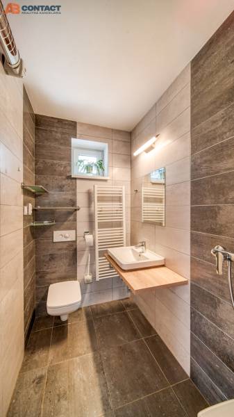 Kúpeľňa so sprchovým kútom