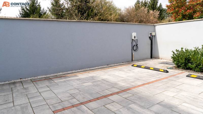 Parkovacie státie s autonabíjačkou