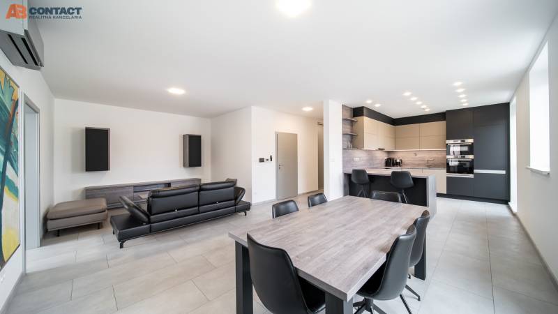 Obývací priestor s jedálňou